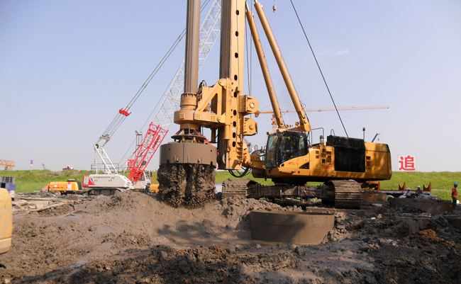 淤泥層旋挖鉆機.jpg 淤泥層旋挖鉆機.jpg