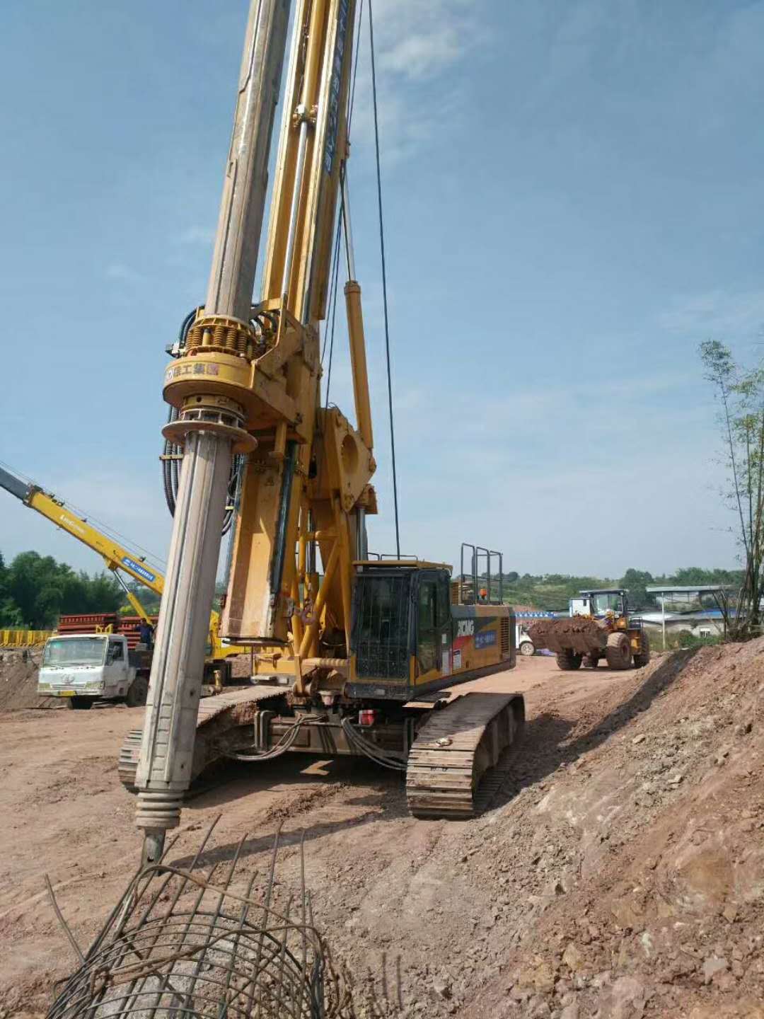 690219429960279977.jpg 山東濟(jì)南房建打樁現(xiàn)場施工中