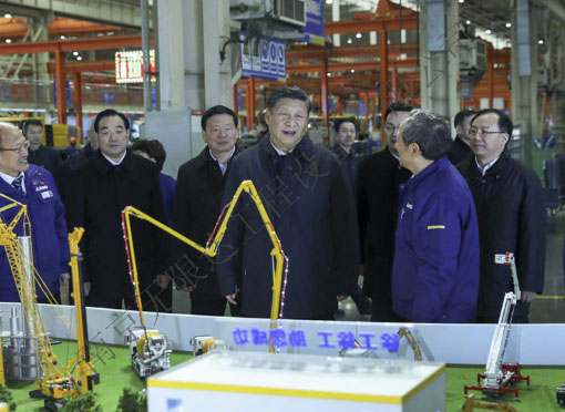 習(xí)近平走近工程機(jī)械.jpg 習(xí)近平走近工程機(jī)械.jpg