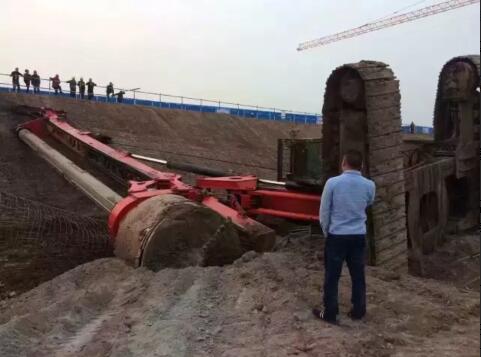 旋挖機(jī)翻車(chē).jpg 旋挖機(jī)翻車(chē).jpg