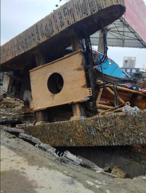 旋挖鉆機(jī)翻車(chē).jpg 旋挖鉆機(jī)翻車(chē).jpg