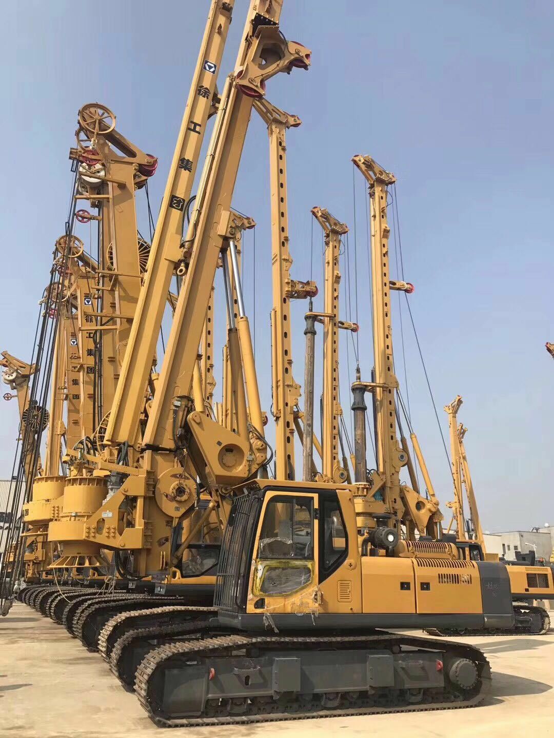 多臺(tái)小型旋挖鉆機(jī).jpg 多臺(tái)小型旋挖鉆機(jī).jpg