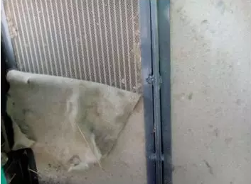 旋挖機發(fā)動機上的楊柳絮.png 旋挖機發(fā)動機上的楊柳絮.png