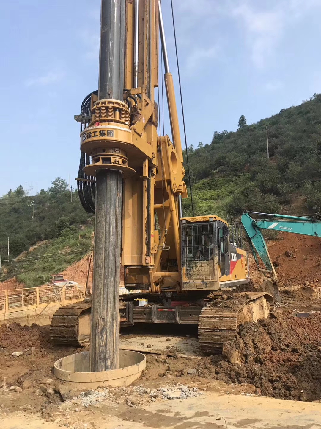 旋挖機(jī)清孔操作中.jpg 旋挖機(jī)清孔操作中.jpg