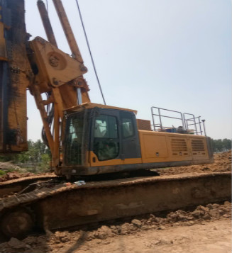 旋挖機(jī)手鉆進(jìn)施工中.jpg 旋挖機(jī)手鉆進(jìn)施工中.jpg