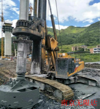旋挖鉆機(jī)鉆進(jìn)作業(yè)中.jpg 旋挖鉆機(jī)鉆進(jìn)作業(yè)中.jpg