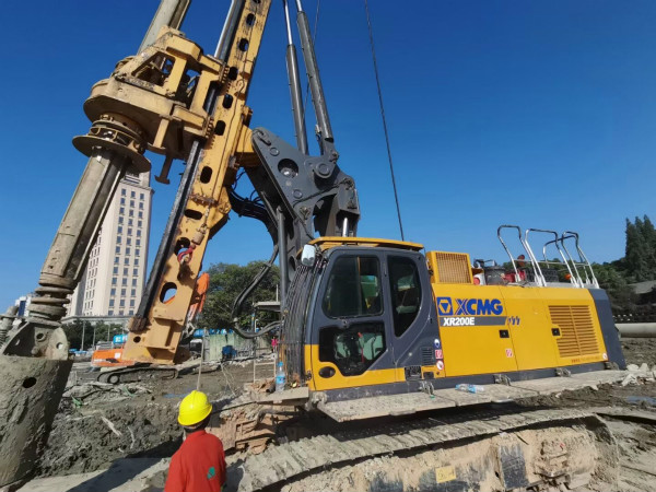 旋挖機發(fā)動機冒黑煙,與這4點有關系!.jpg 旋挖機發(fā)動機冒黑煙,與這4點有關系!.jpg