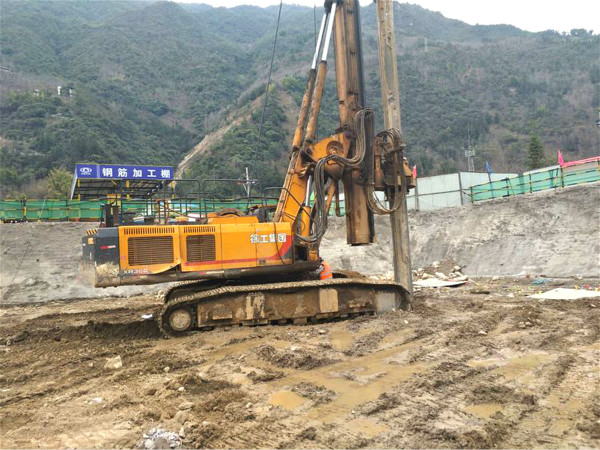 旋挖機(jī)助力江西推進(jìn)基礎(chǔ)設(shè)施建設(shè).jpg 旋挖機(jī)助力江西推進(jìn)基礎(chǔ)設(shè)施建設(shè).jpg