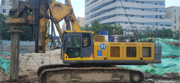 履帶旋挖機出租費用與哪些因素有關(guān).jpg 履帶旋挖機出租費用與哪些因素有關(guān).jpg