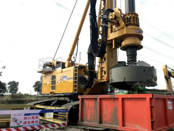 徐工XR450E旋挖鉆機(jī)在成都快速成樁.jpg 徐工XR450E旋挖鉆機(jī)在成都快速成樁.jpg