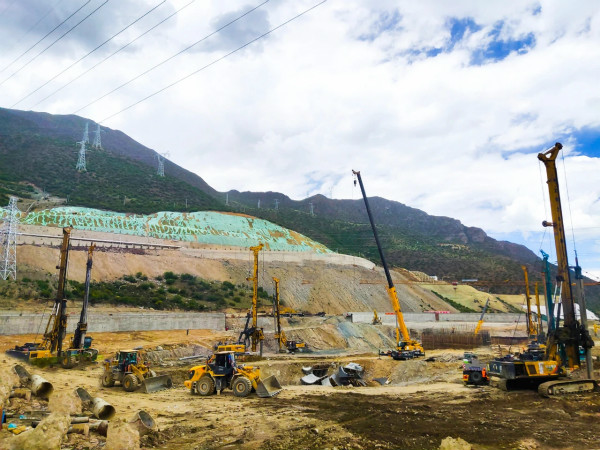 徐工150小型旋挖鉆機(jī)一小時(shí)鉆多深?.jpg 徐工150小型旋挖鉆機(jī)一小時(shí)鉆多深?.jpg