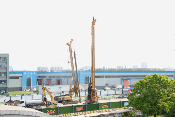 徐工旋挖鉆機(jī)支棱起來(lái).jpg 徐工旋挖鉆機(jī)支棱起來(lái).jpg