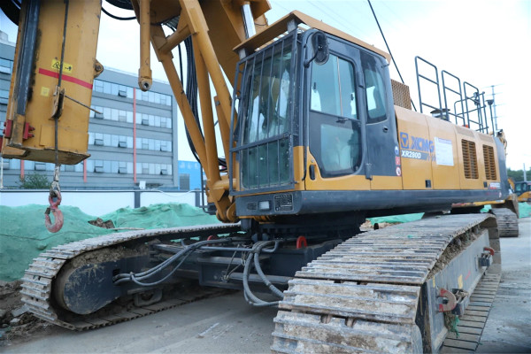 徐工旋挖鉆機(jī)家門(mén)口施工.jpg 徐工旋挖鉆機(jī)家門(mén)口施工.jpg