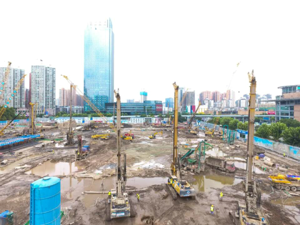 旋挖鉆機(jī)為55億項(xiàng)目打基礎(chǔ).jpg 旋挖鉆機(jī)為55億項(xiàng)目打基礎(chǔ).jpg