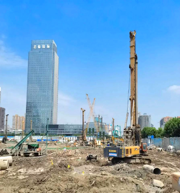 徐工旋挖鉆機(jī)為55億項(xiàng)目打基礎(chǔ).jpg 徐工旋挖鉆機(jī)為55億項(xiàng)目打基礎(chǔ).jpg