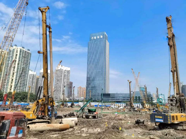 徐工旋挖鉆為55億項(xiàng)目打基礎(chǔ).jpg 徐工旋挖鉆為55億項(xiàng)目打基礎(chǔ).jpg