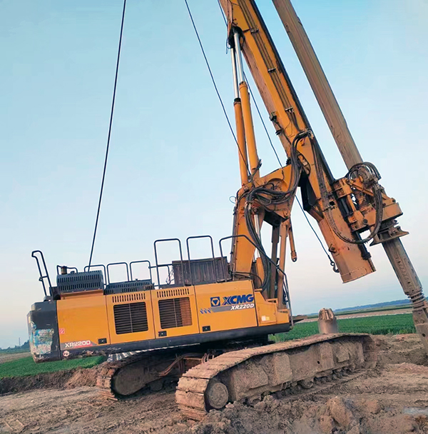租賃旋挖鉆機(jī)打樁需要注意些什么.jpg 租賃旋挖鉆機(jī)打樁需要注意些什么.jpg