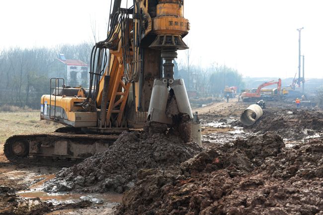 南昌旋挖鉆機(jī)租賃高鐵項(xiàng)目施工現(xiàn)場(chǎng) 南昌旋挖鉆機(jī)租賃高鐵項(xiàng)目施工現(xiàn)場(chǎng)